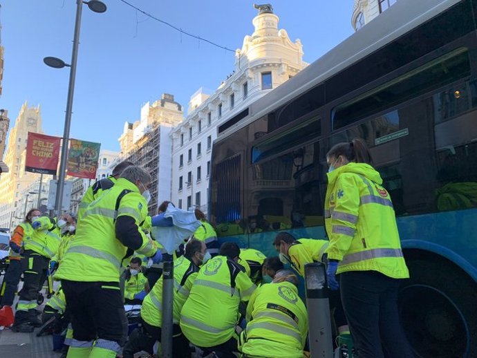 Herido un matrimonio golpeado por un autobús de la EMT en la Gran Vía madrileña