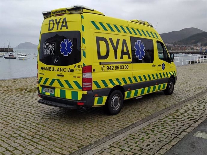 Ambulancia DYA asiste a una persona con traumatismo costal.