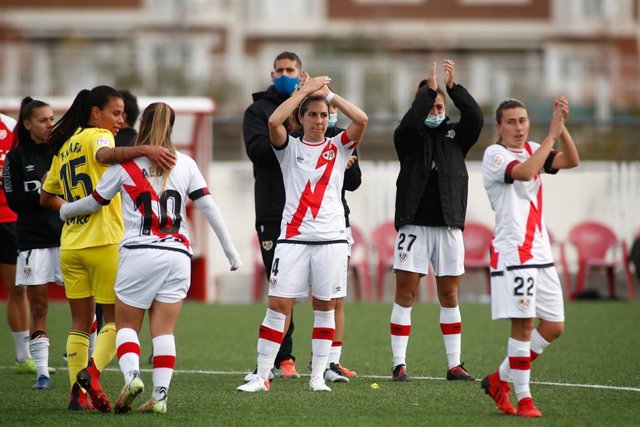 Archivo - Pilar García y más jugadoras del Rayo Femenino saludan a los aficionados en la Ciudad Deportiva del Rayo