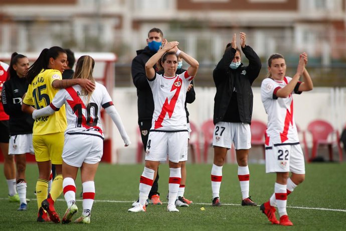 Archivo - Pilar Garcia of Rayo Vallecano saludates to the fans during the spanish women league, Primera Iberdrola, football match played between Rayo Vallecano and Villarreal CF at Ciudad Deportiva Rayo Vallecano on November 21, 2021, in Madrid, Spain.