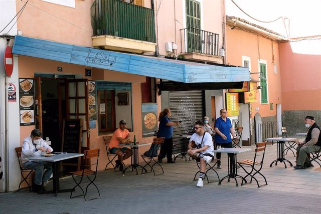 Archivo - Clientes en la terraza de un bar de Palma, durante la desescalada del primer estado de alarma.