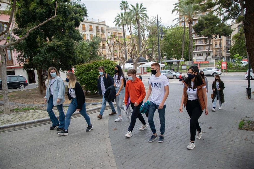 Archivo - Imagen adjunta de voluntarios de ESN acompañando a estudiantes erasmus en el barrio universitario
