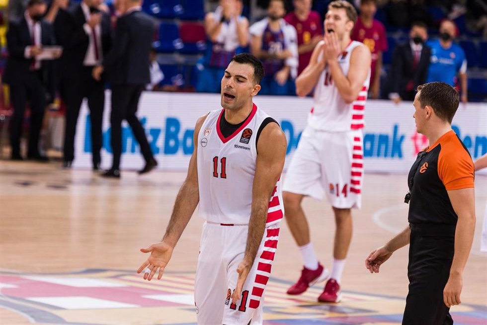 Archivo - Kostas Sloukas se lamenta tras la derrota del Olympiacos ante el Bara en la Euroliga 2021-2022