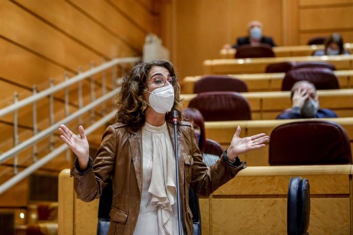 La ministra de Hacienda, María Jesús Montero, interviene, en una sesión de control al Gobierno, en el Senado, a 1 de febrero de 2022, en Madrid (España). Durante el pleno, el Ejecutivo central ha dado respuesta, entre otras, a las preguntas de la oposic