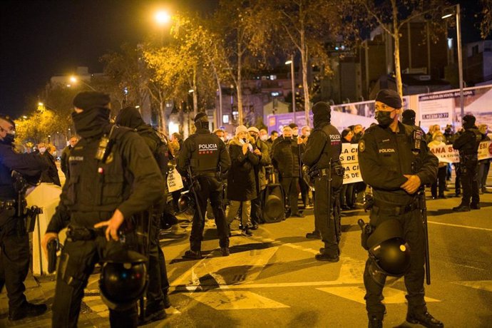 Los Mossos d'Esquadra separan la concentración de contrarios a la independencia frente a la conentración independentista que cada día corta la avenida Meridiana de Barcelona.