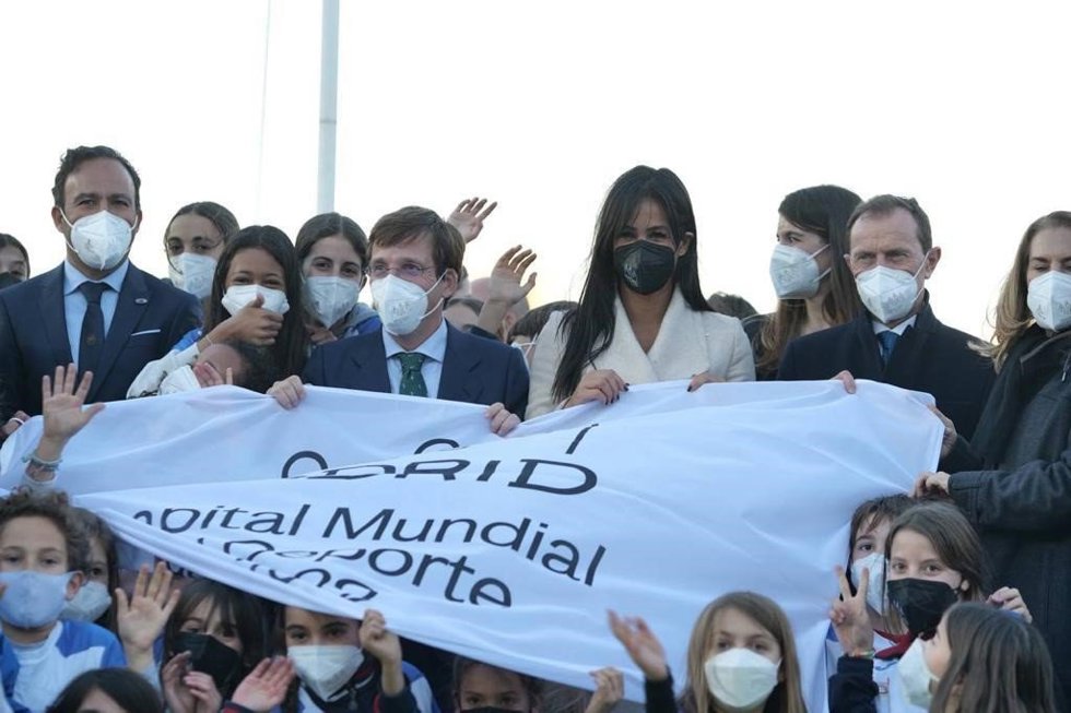 El alcalde de Madrid, José Luis Martínez Almeida, y la vicealcaldesa Begoña Villacís sostienen la bandera de Madrid como Capital Mundial del Deporte 2022.