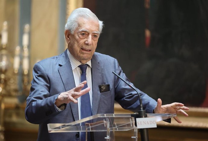 Archivo - El escritor Marío Vargas Llosa durante su intervención.