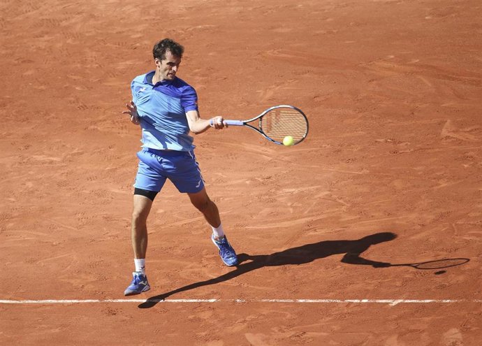 Archivo - Albert Ramos golpea una bola durante un torneo