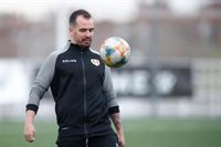 El entrenador del Rayo Femenino pide perdón y se arrepiente de su "broma machista imperdonable"