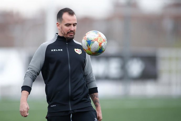 Archivo - Carlos Santiso, head coach of Rayo Vallecano, trains during the I Trophy Villa de Vallecas women football match played between Rayo Vallecano Femenino and Madrid CFF at Ciudad Deportiva Rayo Vallecano on March 08, 2020 in Madrid, Spain.