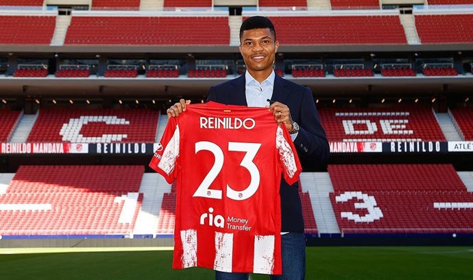 Reinildo Mandava posa con la camiseta del Atlético de Madrid en el Wanda Metropolitano