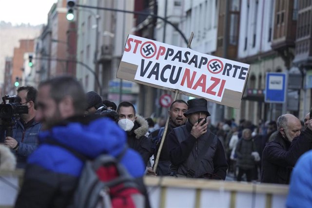 Varios manifestantes recorren las calles del casco histórico de Bilbao exigiendo la eliminación del pasaporte covid, a 22 de enero de 2022, en Bilbao, Euskadi (España). Los manifestantes han sido convocados por la Plataforma Bizitza contra el "Pasaporte A