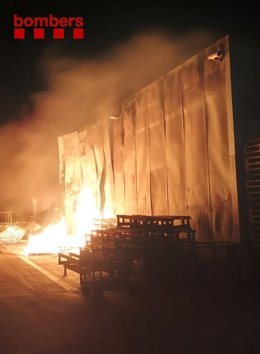 Los palés que se han incendiado en la nave industrial de Tortosa (Tarragona).