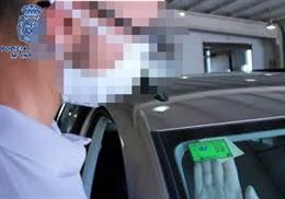 La Policía Nacional investiga a un varón por circular con la pegatina de la ITV falsa