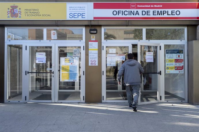 Un hombre entra en la Oficina de Empleo de Moratalaz, a 27 de enero de 2022, en Moratalaz, Madrid (España). Según los datos de la Encuesta de Población Activa (EPA) publicada este jueves por el Instituto Nacional de Estadística (INE), el paro bajó en Ma