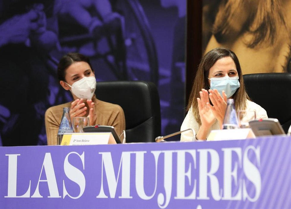 Archivo - La ministra de Igualdad, Irene Montero (i) y la ministra de Derechos Sociales, Ione Belarra (d), presiden el acto institucional del Día Internacional de las Personas con Discapacidad, en la sede del Ministerio, a 2 de diciembre de 2021, en Mad