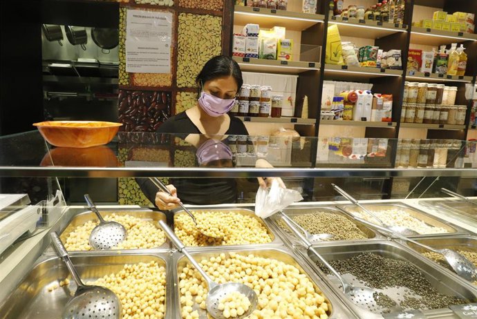 Archivo - Una trabajadora en el Mercat de l'Olivar.