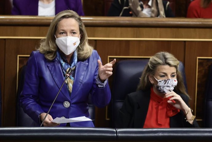 La vicepresidenta primera y ministra de Asuntos Económicos, Nadia Calviño, interviene en una sesión plenaria en el Congreso 