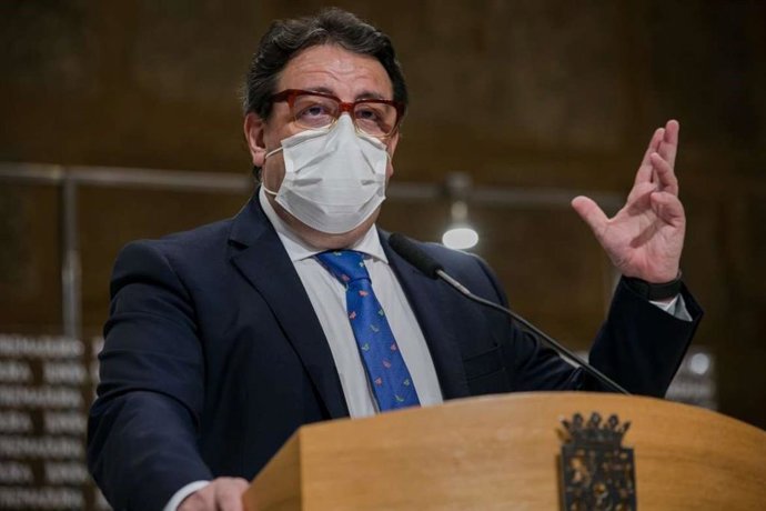 Imagen de archivo del vicepresidente segundo y consejero de Sanidad, José María Vergeles, en rueda de prensa