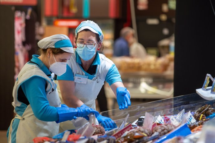 Archivo - Trabajadoras en un supermercado en una imagen de archivo.