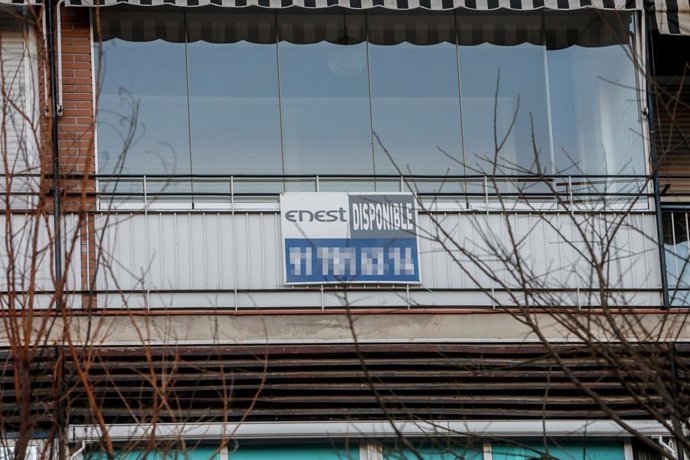 Un cartel de un alquiler