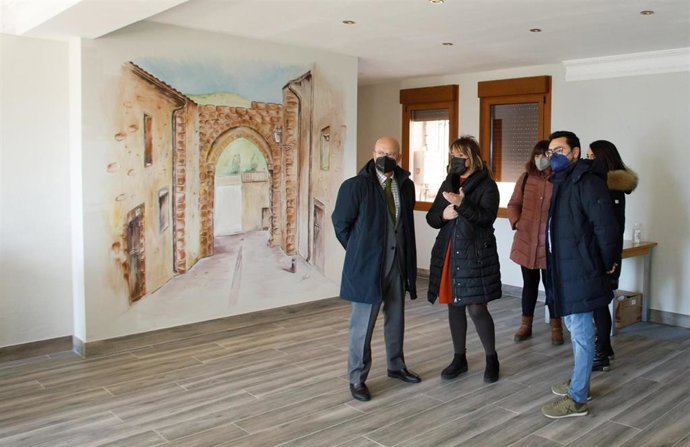 Ciriza, Camaces,  Corres, Rodríguez Y Gorostiaga, En Su Visita Al Edificio Consistorial De La Localidad