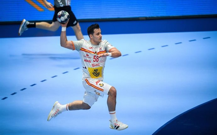 Chema Márquez lanza durante un partido de la selección española de balonmano en el Europeo 2022