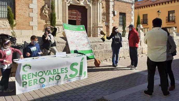 Mesa informativa en Renedo de Esgueva.