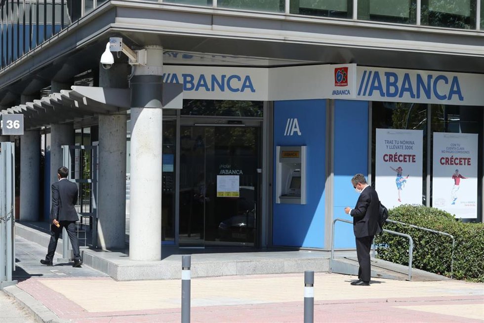 Archivo - Un hombre pasa al lado de una sucursal de Abanca, en Madrid, (España), a 10 de septiembre de 2020. Abanca ha abierto este jueves el plazo de inscripción para participar en la próxima edición del Programa para Startups de Abanca Innova, una ini
