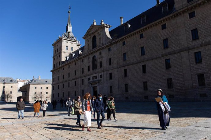 Archivo - Una actriz de la asociación Deverde (1d) interpreta a la esposa de Felipe II, María Manuela de Portugal, como guía para un grupo de turistas en una vía de San Lorenzo de El Escorial, en San Lorenzo de El Escorial, Madrid, (España). 