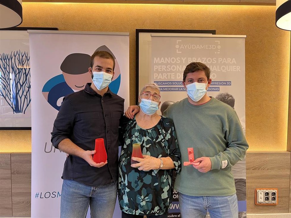 Ayúdame3D y Adopta Un Abuelo reparten en residencias regalos solidarios impresos en 3D