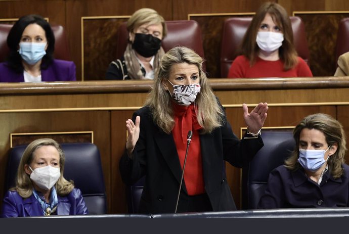 La vicepresidenta segunda del Gobierno y ministra de Trabajo y Economía Social, Yolanda Díaz, interviene en una sesión plenaria en el Congreso de los Diputados, a 2 de febrero de 2022, en Madrid (España). En el pleno de hoy, se debaten, entre otros tema