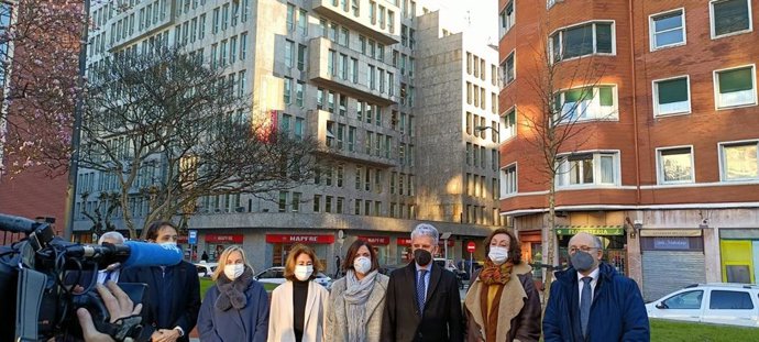 Aner Uriarte, Reyes Goenaga, Carmen Adán, Beatriz Artolazabal, Iñaki Subijana, Ana Agirre y Javier Landeta, ante el edificio adquirido por Gobierno Vasco.
