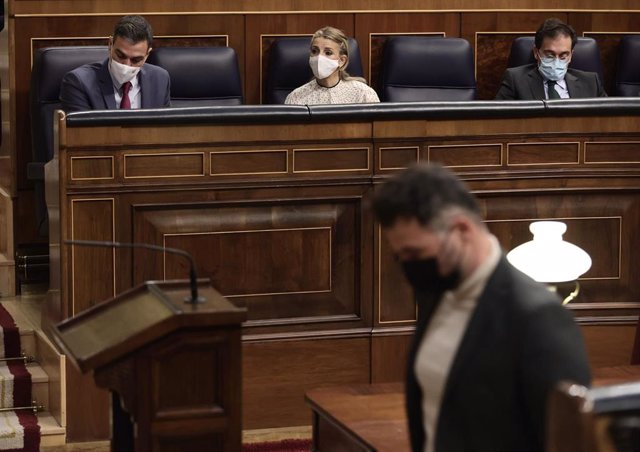 Archivo - El portavoz parlamentario de ERC, Gabriel Rufián, pasa por delante del presidente del Gobierno, Pedro Sánchez (i), y la vicepresidenta segunda del Gobierno y ministra de Trabajo, Yolanda Díaz en un Pleno del Congreso.