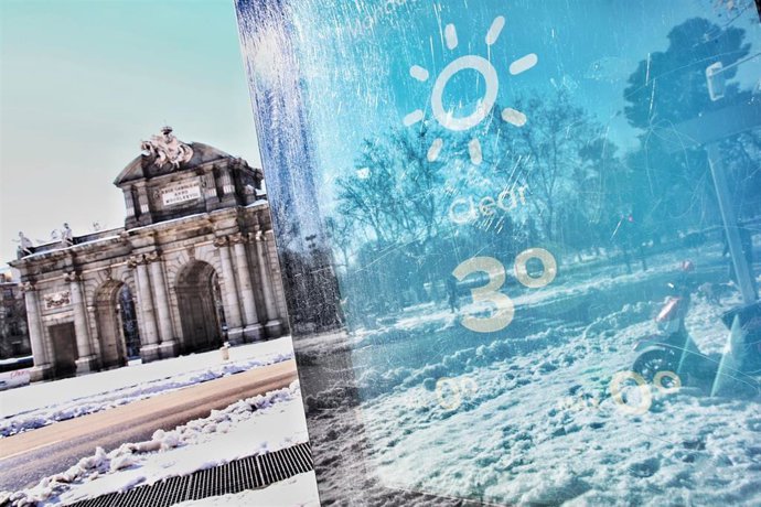 Archivo - EP- Selección fotos 2021: Un termómetro ubicado en la puerta Alcalá marca 3 en Madrid (España), a 11 de enero de 2021.