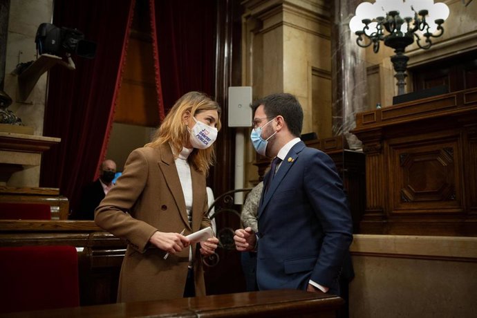 Archivo - La líder de los comuns en el Parlament, Jéssica Albiach y el presidente de la Generalitat, Pere Aragonés, en un pleno del Parlament de Cataluña, a 23 de diciembre de 2021.