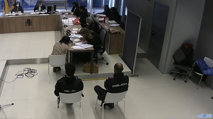 La acusada habla con su abogada durante el juicio