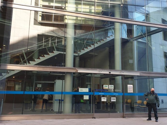 Trib.- Piden prisión para una mujer por estafar 5.000 euros a una clínica de Oviedo con una cirugía mamaria que no pagó