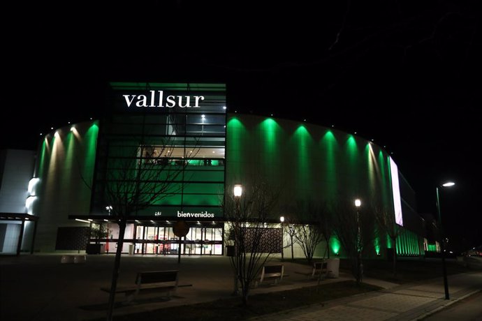 Vallsur se ilumina de verde con motivo del Día Mundial contra el Cáncer