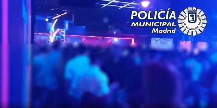 Archivo - Desalojadas 782 personas de una discoteca de Chamartín por exceso de aforo y no usar mascarilla