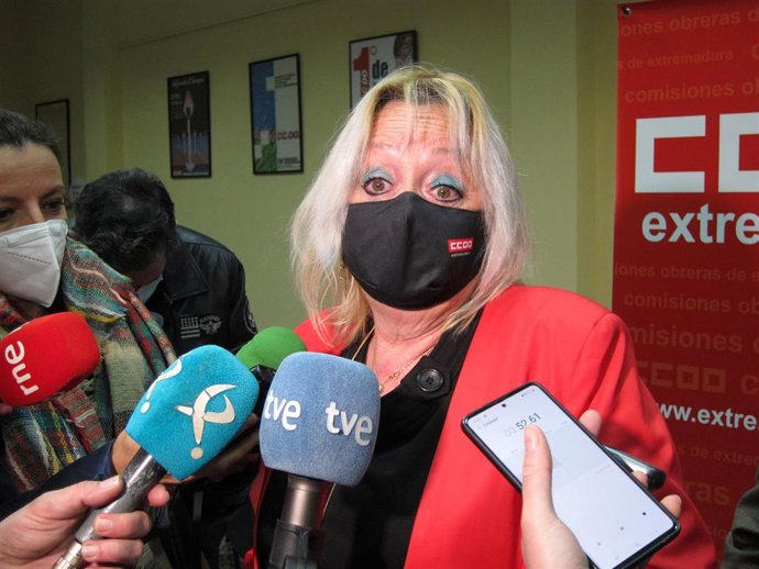 La secretaria general de CCOO Extremadura, Encarna Chacón, atiende a los medios en Badajoz