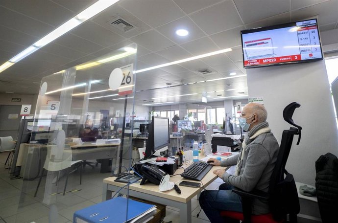 Un trabajador en la Oficina de Empleo. 