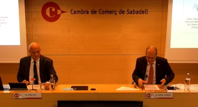 El presidente de Banco Sabadell, Josep Oliu, y el presidente de la Cámara de Sabadell, Ramon Alberich, este jueves