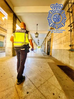 Un agente en el corredor de los juzgados