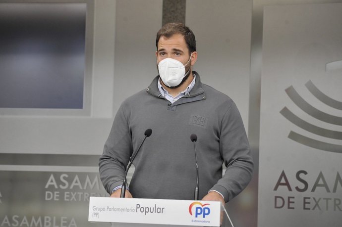 El diputado del PP en la Asamblea Javier Cienfuegos, en rueda de prensa para valorar los datos de paro en enero