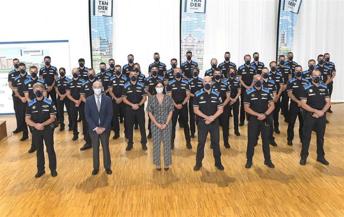 Archivo - Toma de posesión de los 36 policías locales que se incorporaron en septiembre de 2021.- Archivo