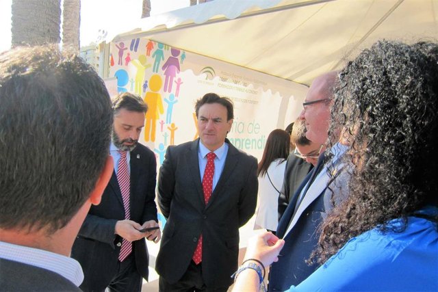 Archivo - El secretario general de Empleo de la Junta, José Agustín González, en el centro, en una imagen de archivo.