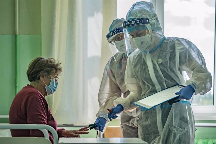 Archivo - 25 May 2021, Ukraine, Kiev: Doctors with personal protection equipment check oxigen saturation in blood of a Coronavirus (Covid-19) patient in the intensive cares area of a hospital in Kiev.