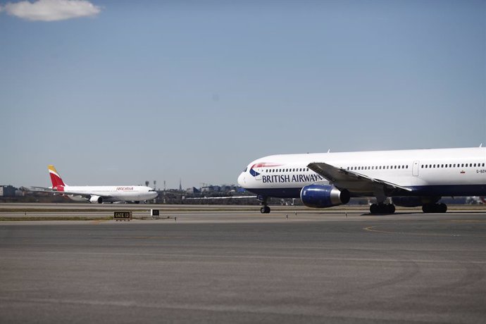 Archivo - Aviones de Iberia y British Airways en Barajas.