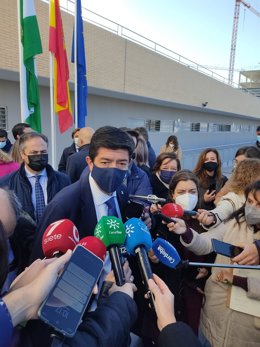 El vicepresidente de la Junta de Andalucía, Juan Marín, atiende a los periodistas.